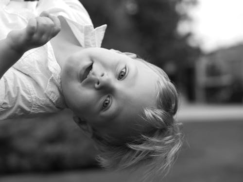 Foto d'estoc gratuïta de escala de grisos, infant, monocrom