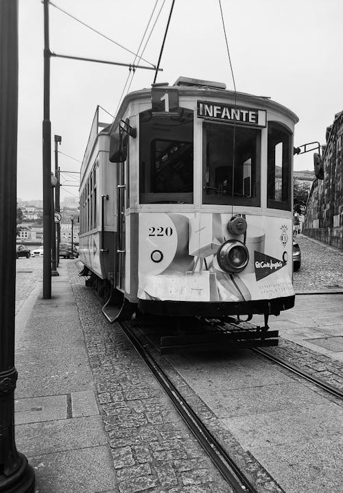 Darmowe zdjęcie z galerii z czarny i biały, monochromatyczny, pociąg