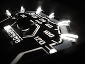 这是浦那夜间拍摄的一张特写照片，显示了车辆内的时速表