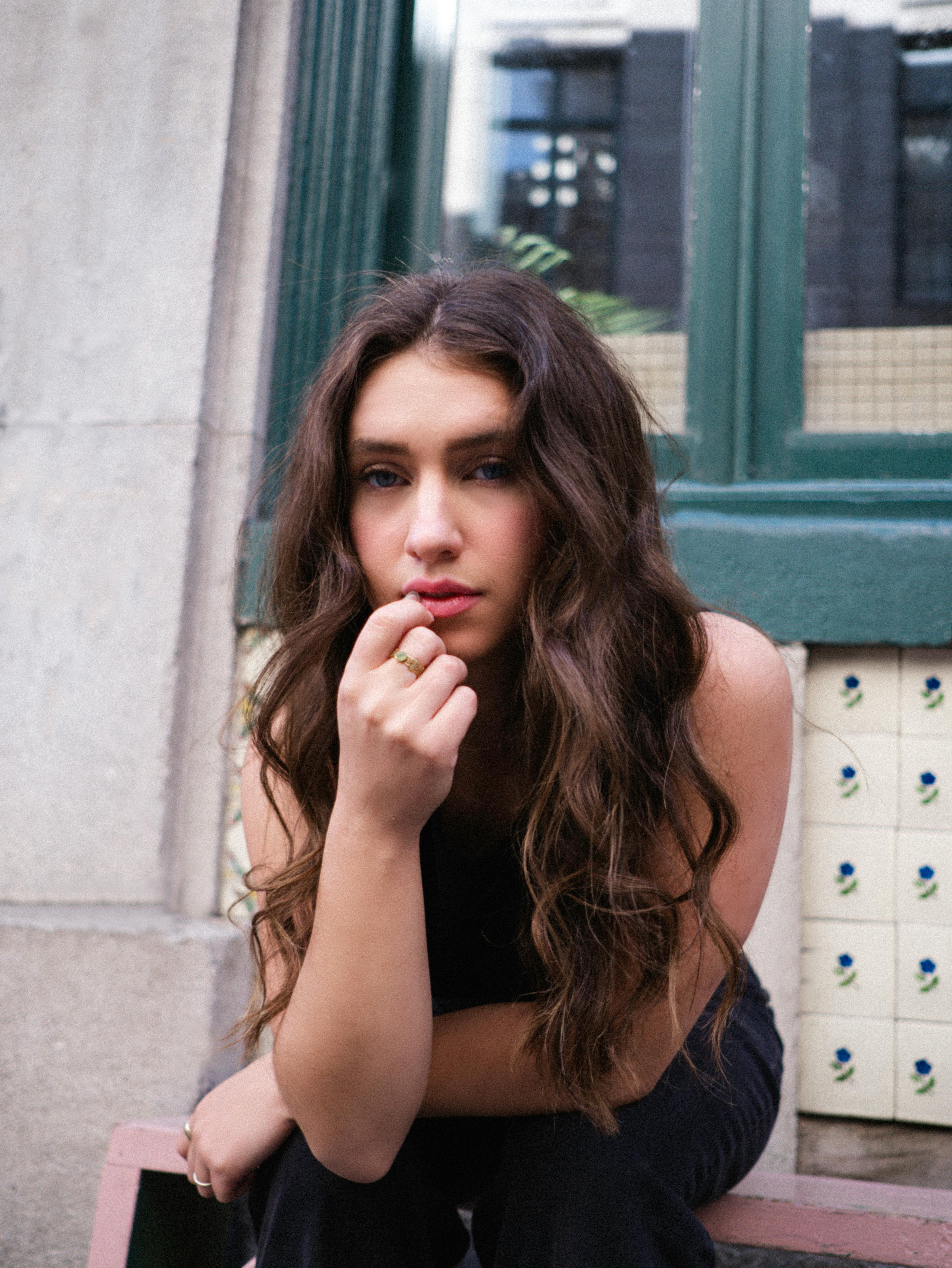 在城市环境中，一个黑发女人的时尚户外肖像