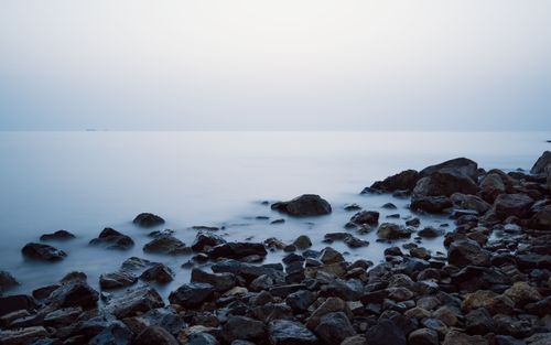 Free Calm coastal scene with rocks and the ocean in Fujairah, UAE, under a serene sky. Stock Photo