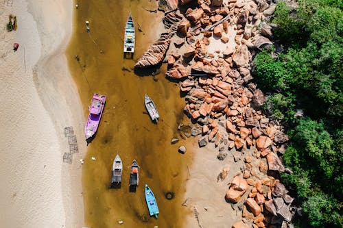 Luchtfoto Van Diverse Kleuren Boten Op De Rivier