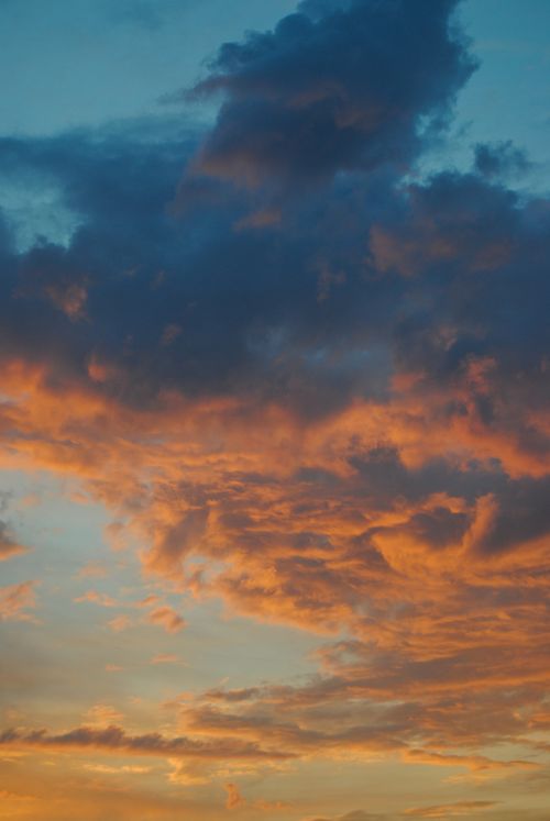 Free Beautiful sunset with dramatic clouds over Ankara, Turkey, showcasing serene skies. Stock Photo
