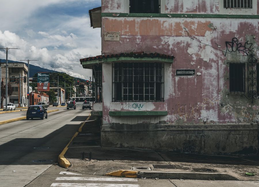 Explore the intriguing urban decay of an old house in Mérida, Venezuela, capturing the essence of forgotten structures.