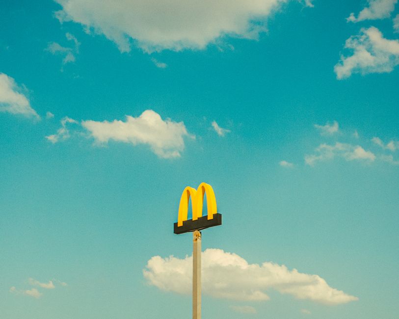 青空を背景にしたマクドナルドの看板