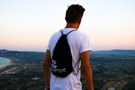 日出时分，一名年轻人徒步赏景的背影，捕捉到了户外冒险的精髓