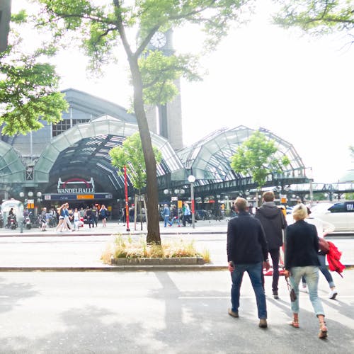 Hamburg, tren istasyonu, yürüyen insanlar içeren Ücretsiz stok fotoğraf