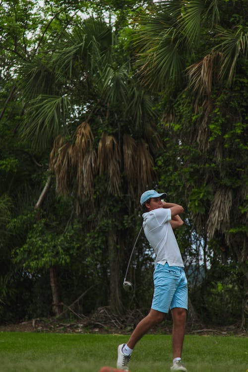Бесплатное стоковое фото с вертикальный выстрел, гольф, гольфист
