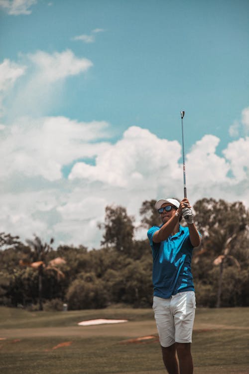 Бесплатное стоковое фото с вертикальный выстрел, гольф, гольфист