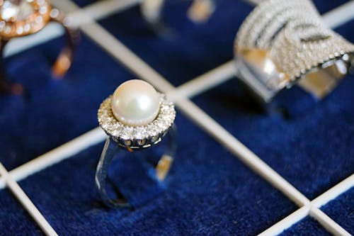 無料 青い表面に白い真珠の指輪 写真素材