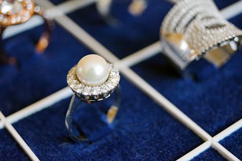 Cincin Mutiara Putih Di Permukaan Biru