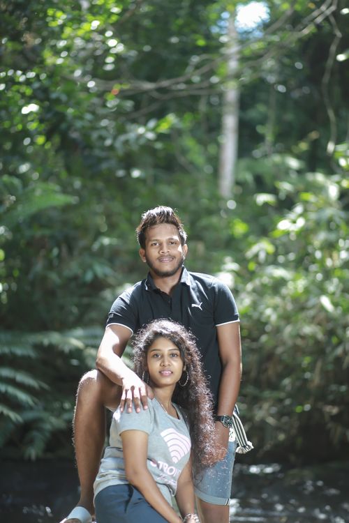Free Couple enjoying nature with a scenic forest backdrop, expressing togetherness. Stock Photo