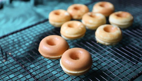 Siyah Izgara üzerinde Mini Donutlar