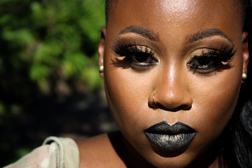 Kostenloses Stock Foto zu afroamerikaner-frau, dunkler lippenstift, farbige frau