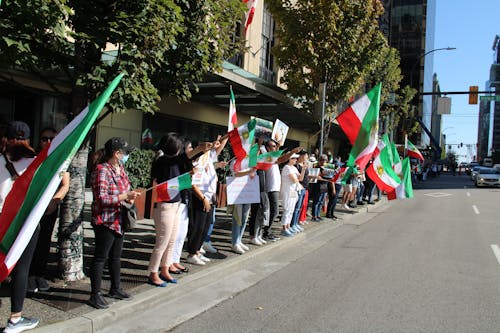 Darmowe zdjęcie z galerii z demonstracja, droga, irańskie flagi