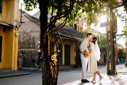 Ingyenes stockfotó ázsiai pár, csókolózás, esküvői csokor témában