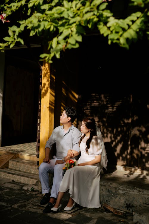 Ingyenes stockfotó ázsiai pár, elnéz, Esküvői ruha témában
