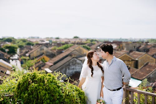 Ingyenes stockfotó ázsiai pár, egymással szemben, esküvői fotózás témában