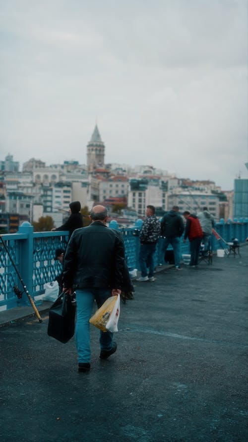 Fotos de stock gratuitas de bolsas de plástico, caminando, chaqueta de cuero negro