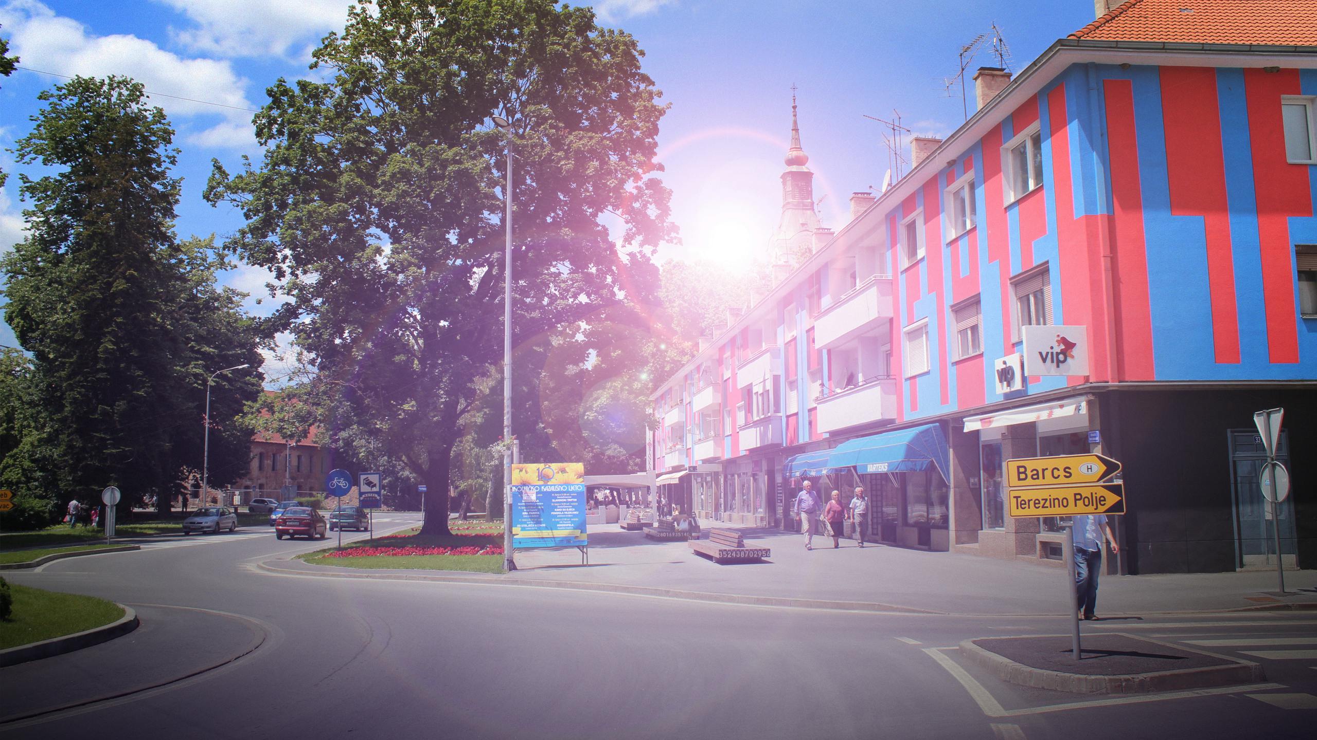 城市街景中，色彩缤纷的建筑和明亮的阳光下，有几个人在散步