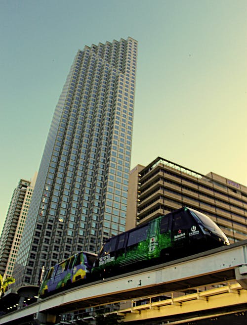 電車と建物の眺め