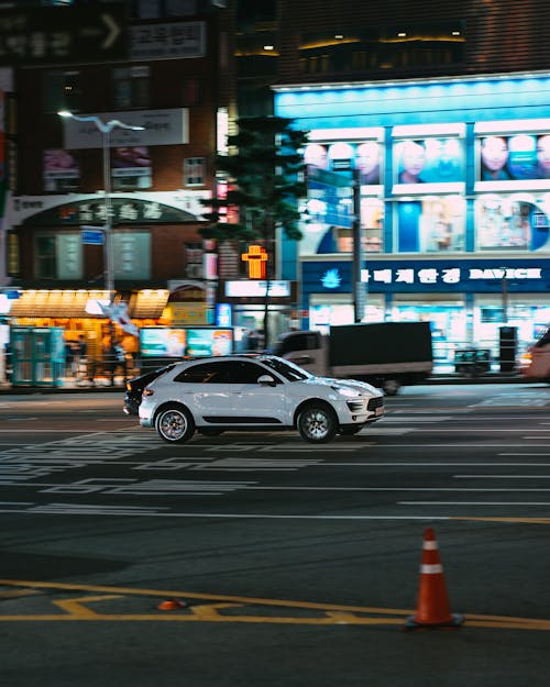 夕方, 夜間, 白い車の無料の写真素材