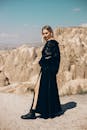 穿着黑色服装的时尚女性在卡帕多西亚独特的岩石地形上摆姿势