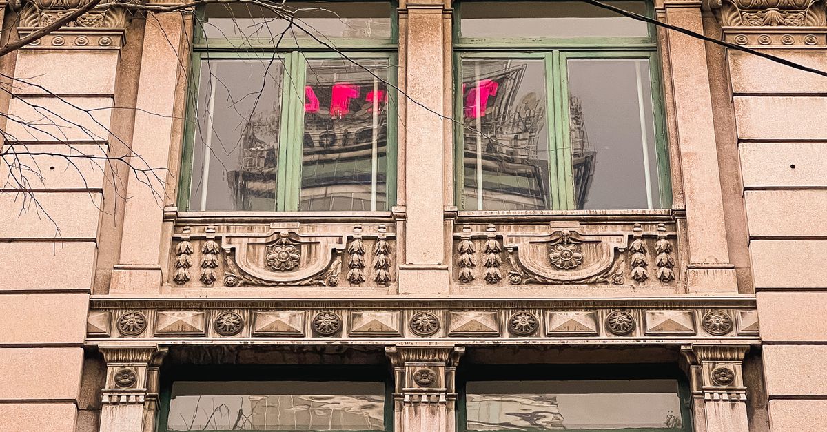 Building Windows Design Windows on a Building with Intricate Designs · Free Stock Photo