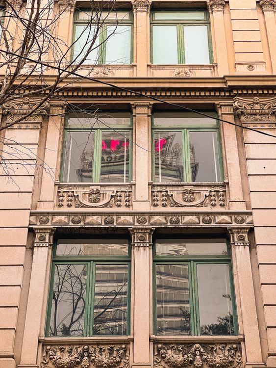 Building Windows Design Windows on a Building with Intricate Designs · Free Stock Photo
