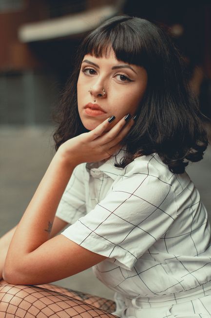 Stylish young woman in São Paulo posing with a modern and fashionable look.