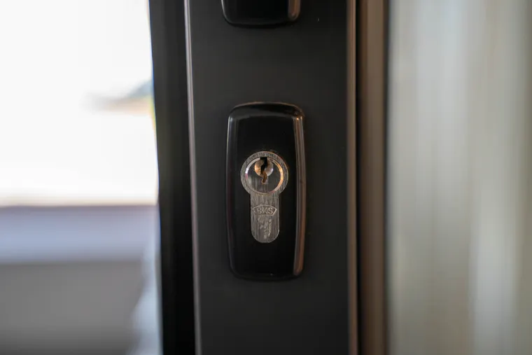 Cylindre de serrure avec clé insérée sur une porte, exemple de mécanisme pour porte intérieure