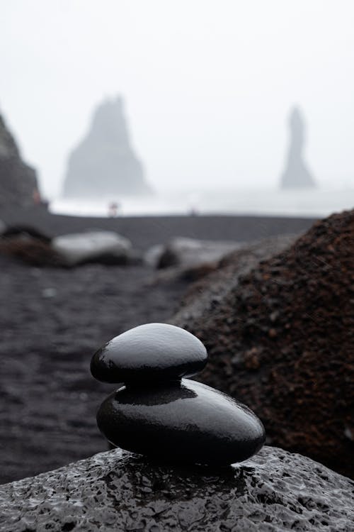 Darmowe zdjęcie z galerii z 4k, balansowanie skał, czarno-biały