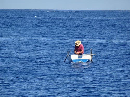 Fischer im Meer auf Boot
