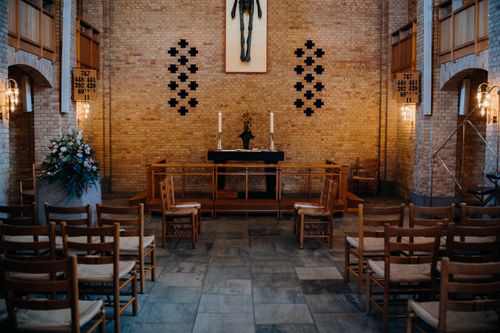 Free A serene church interior with altar, chairs, and minimalist decor. Stock Photo