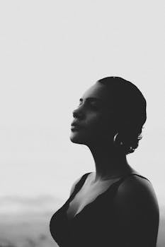 一幅黑白侧肖像中，一名女性呈沉思姿势