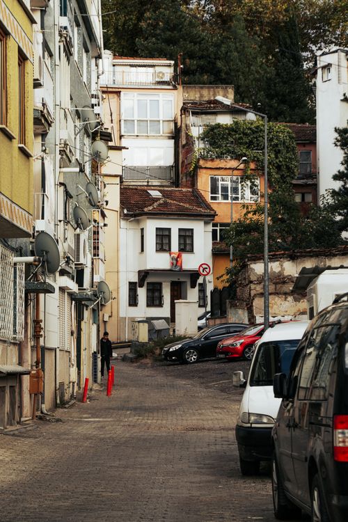Free A picturesque street view showcasing colorful urban architecture and parked cars in a cozy neighborhood. Stock Photo