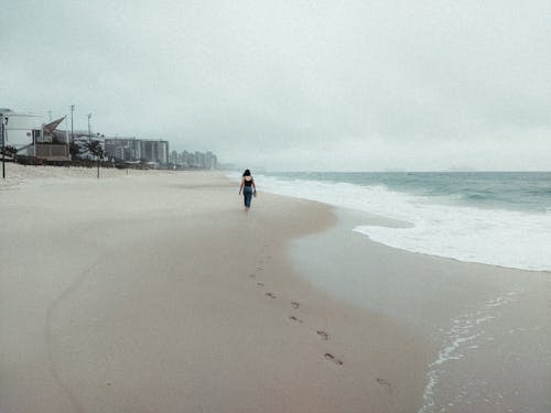 бесплатная Бесплатное стоковое фото с берег моря, женщина, песок Стоковое фото