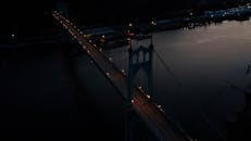 在夜间亮起的波特兰圣约翰桥横跨威拉米特河，其航拍镜头令人惊叹