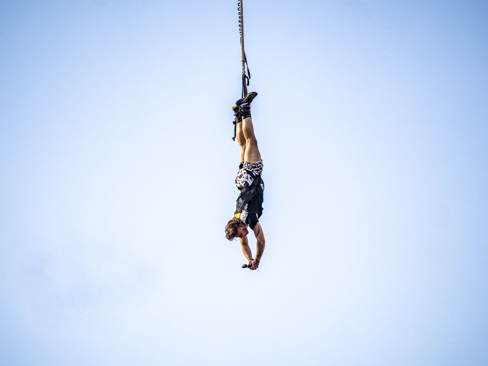 Apa Itu Terjun Lenting? Ini Free Man Hanging on Rope Stock Photo