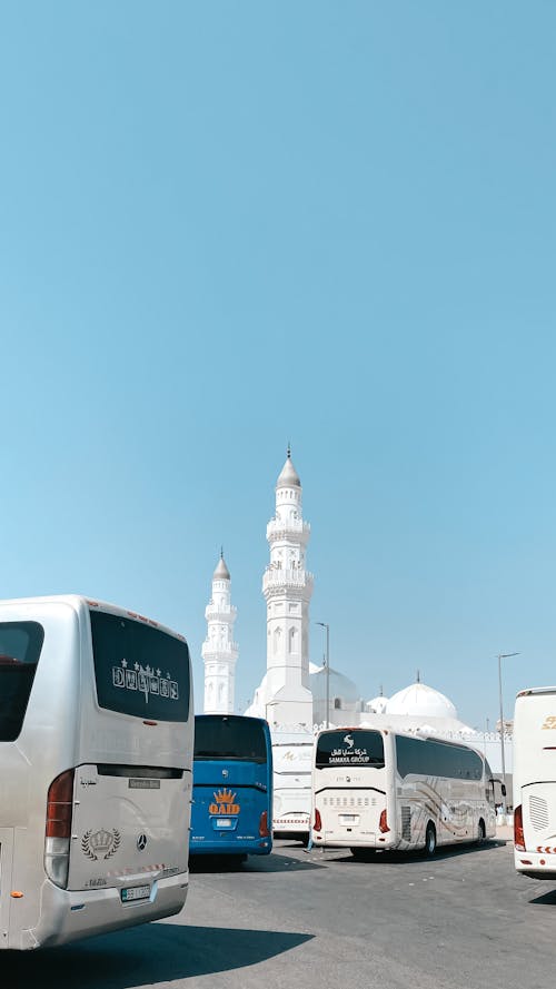 Free Tourist Buses on a Parking in front of a the The Quba Mosque in Medina Stock Photo