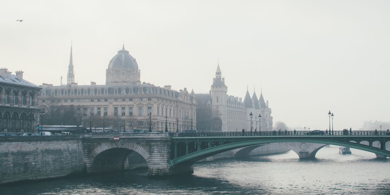 Gratis Puente De Hormigón Cerca De Edificios Foto de stock