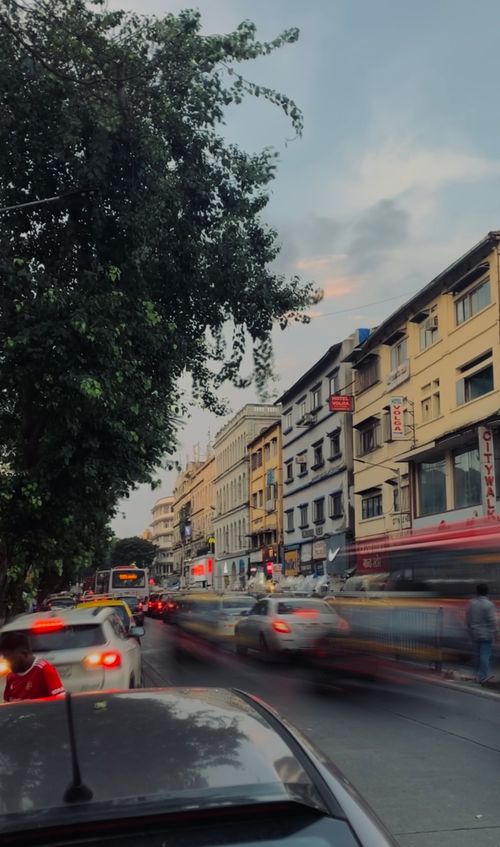 Free Blurred traffic on a bustling Mumbai street captures urban energy at dusk. Stock Photo