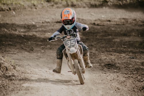 Photos gratuites de casque, dirt bike, enfant