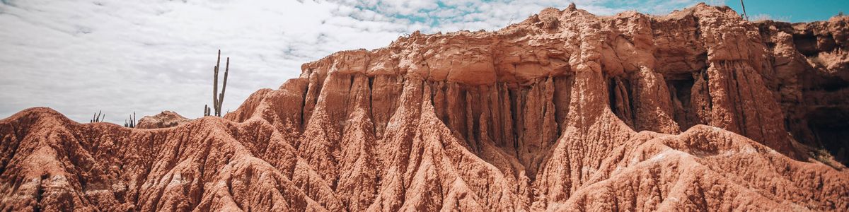 TESTE layout novo do artigo Formações vermelhas do Deserto de la Tatacoa sob céu aberto com nuvens