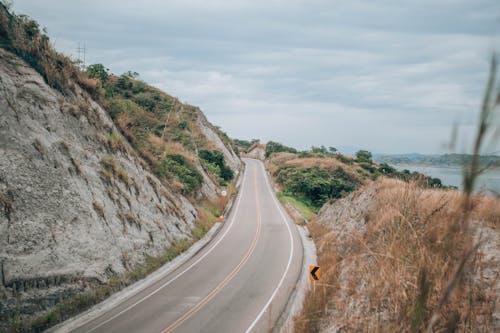 Foto stok gratis arah, bukit, garis kuning ganda