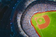 比赛期间，多伦多一个拥挤的棒球场和绿地的高角度视图