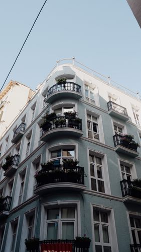 fachada clásica de edificio con balcones