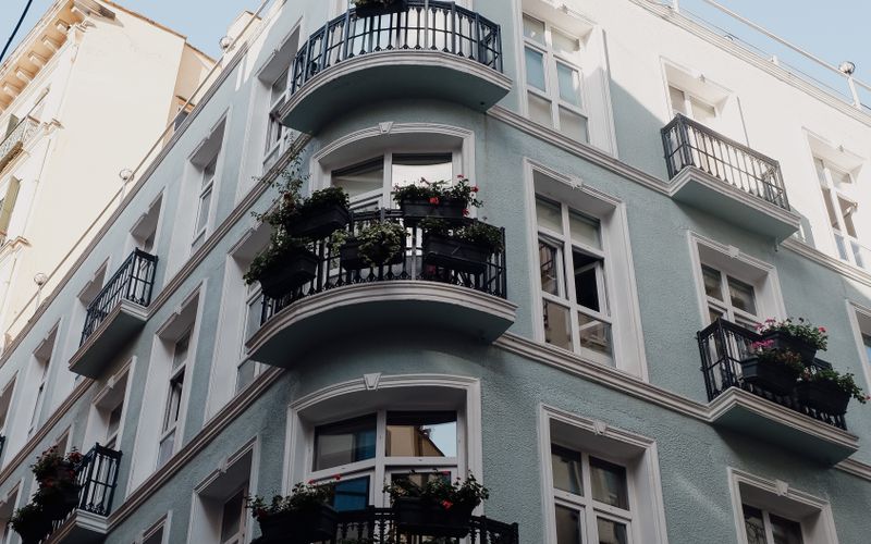 fachada clásica de edificio con balcones