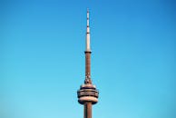 多伦多国家电视塔的特写镜头中，塔身直插万里无云的蓝天