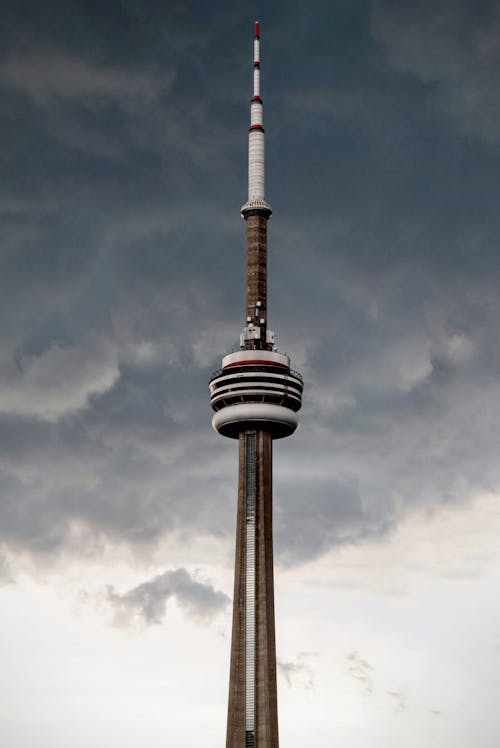 Cn Tower Sotto Il Cielo Nuvoloso